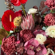 Яркая осенняя композиция с ранункулюсами, антурумом и пионовидными розами, состав может немного отличаться, так как композиция авторская, создается индивидуально и исходя из наличия как 2