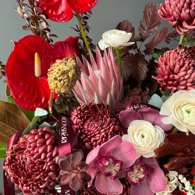 Яркая осенняя композиция с ранункулюсами, антурумом и пионовидными розами, состав может немного отличаться, так как композиция авторская, создается индивидуально и исходя из наличия как