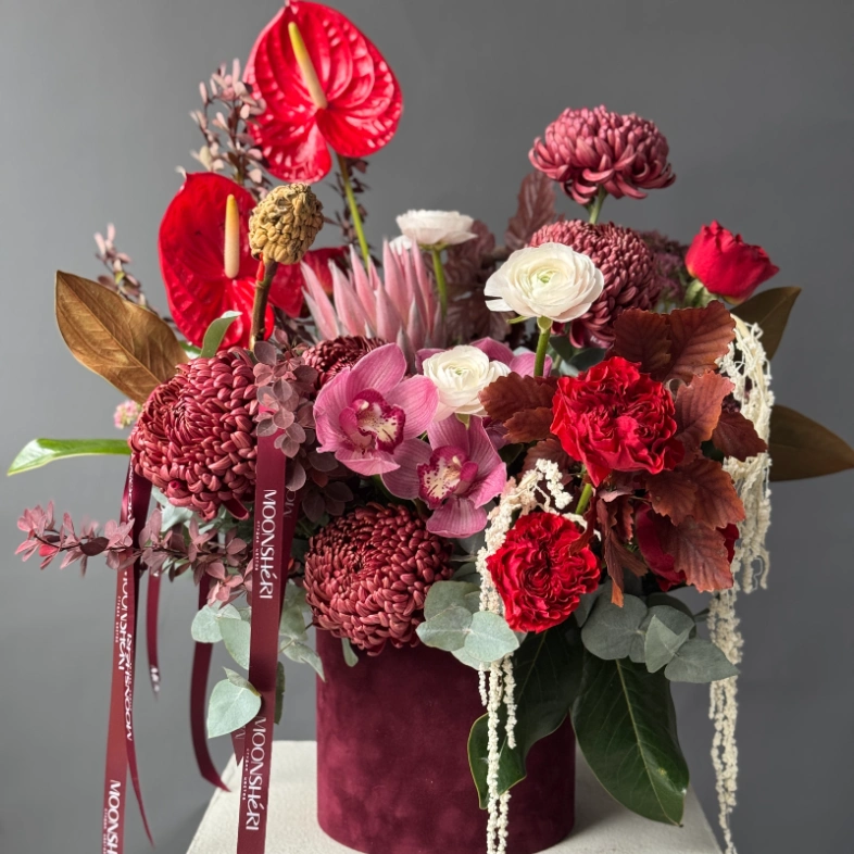 Яркая осенняя композиция с ранункулюсами, антурумом и пионовидными розами, состав может немного отличаться, так как композиция авторская, создается индивидуально и исходя из наличия как