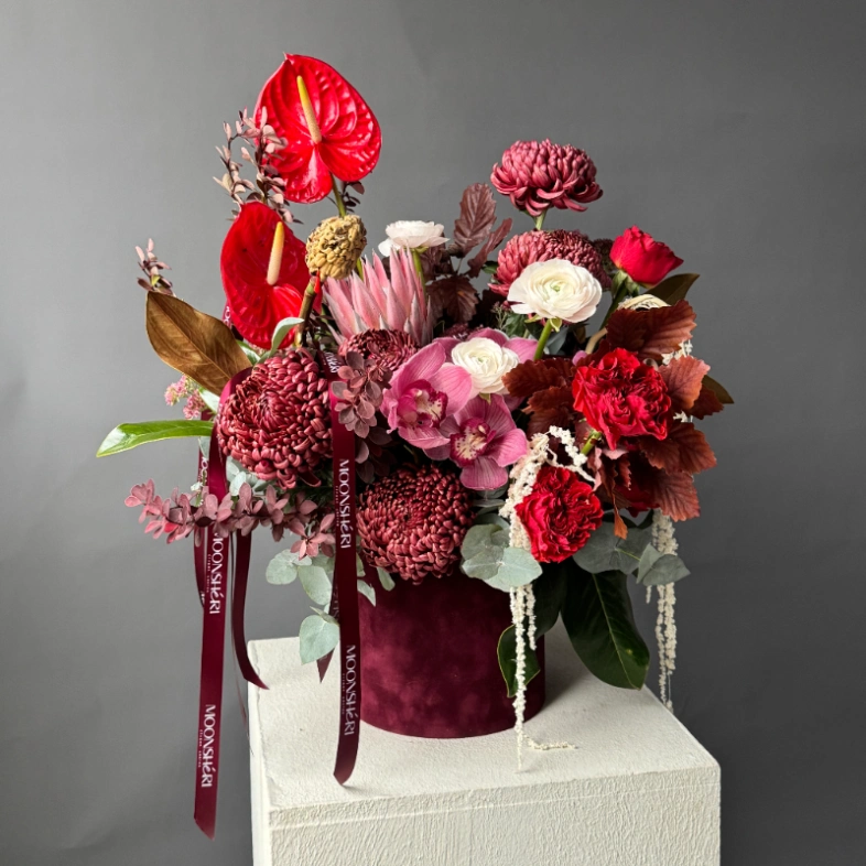 Яркая осенняя композиция с ранункулюсами, антурумом и пионовидными розами, состав может немного отличаться, так как композиция авторская, создается индивидуально и исходя из наличия как