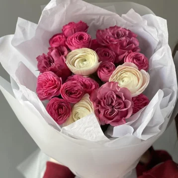 Яркий букет с ранункулюсами 🔥