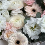 Пышный авторский букет с гермини, ранункулюсами и тюльпанами 2