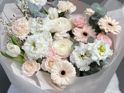 Пышный авторский букет с гермини, ранункулюсами и тюльпанами