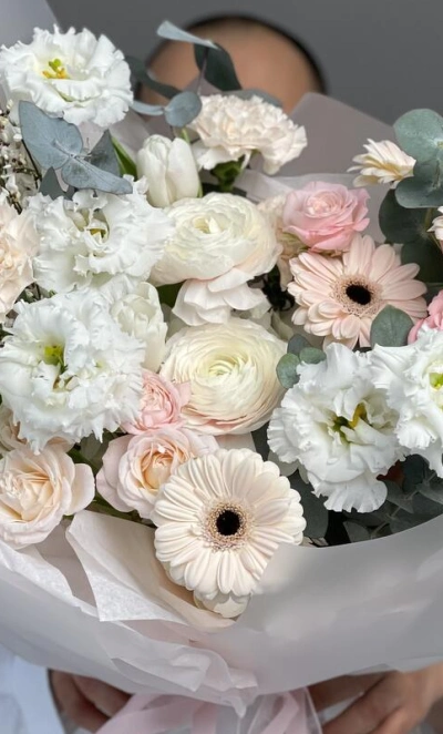 Пышный авторский букет с гермини, ранункулюсами и тюльпанами