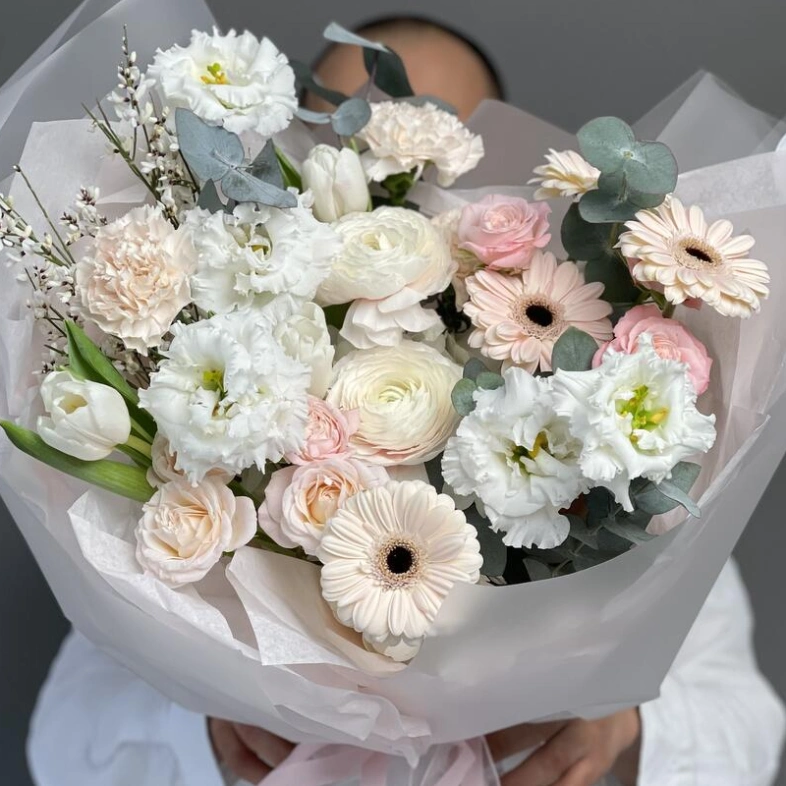 Пышный авторский букет с гермини, ранункулюсами и тюльпанами