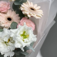 Пышный авторский букет с гермини, ранункулюсами и тюльпанами 3