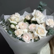 Нежный авторский букет с ранункулюсами и тюльпанами 2