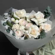 Нежный авторский букет с ранункулюсами и тюльпанами 1