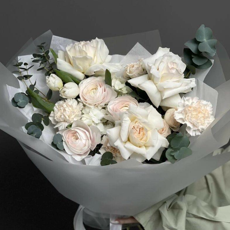 Нежный авторский букет с ранункулюсами и тюльпанами