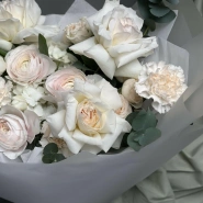 Нежный авторский букет с ранункулюсами и тюльпанами 4