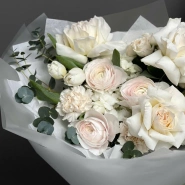 Нежный авторский букет с ранункулюсами и тюльпанами 3