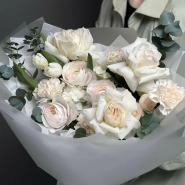 Нежный авторский букет с ранункулюсами и тюльпанами 0