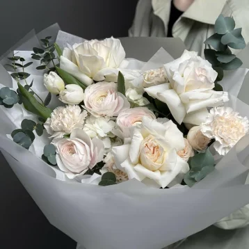 Нежный авторский букет с ранункулюсами и тюльпанами