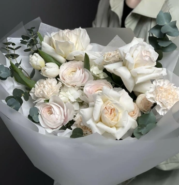 Нежный авторский букет с ранункулюсами и тюльпанами