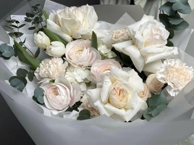 Нежный авторский букет с ранункулюсами и тюльпанами