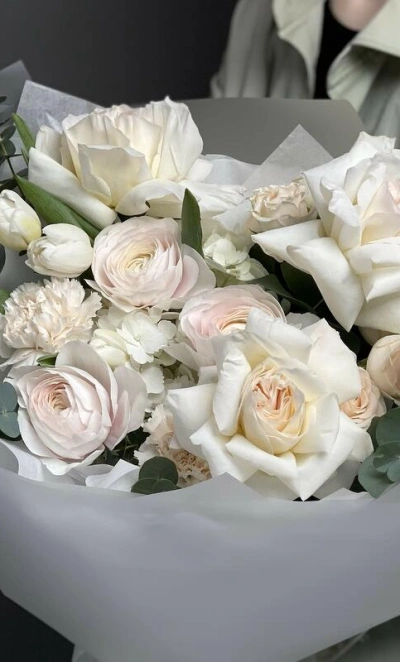 Нежный авторский букет с ранункулюсами и тюльпанами