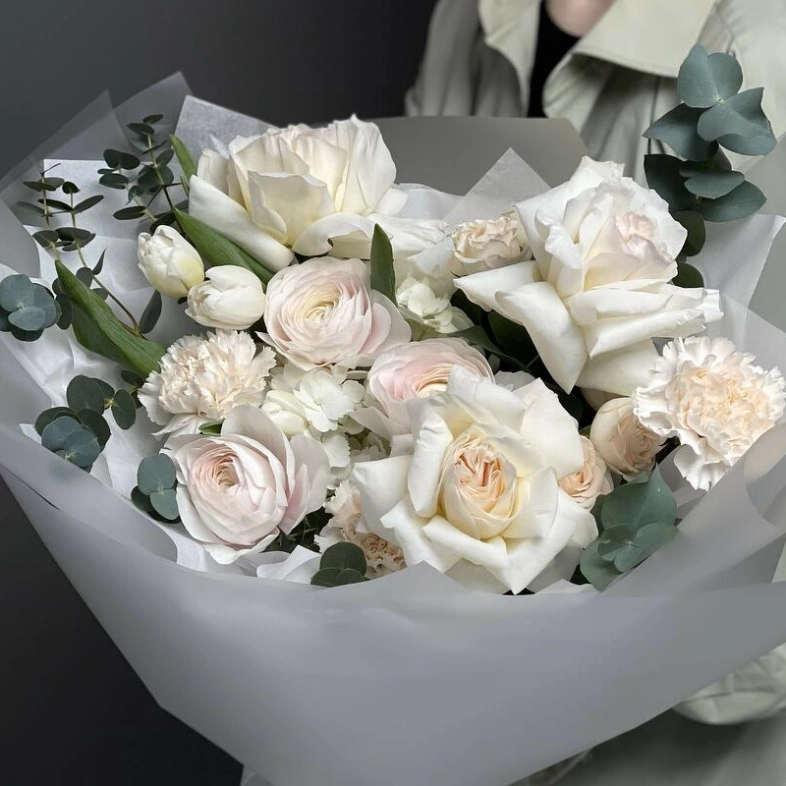 Нежный авторский букет с ранункулюсами и тюльпанами