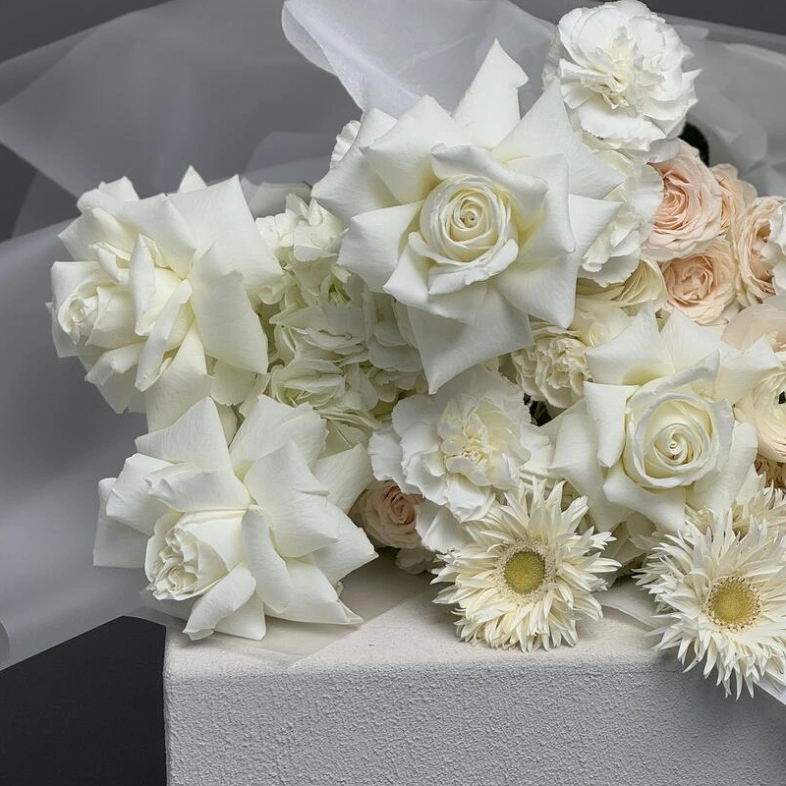Белоснежный букет из гермини, французской розы и эксклюзивных ранункулюсов