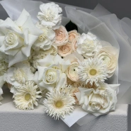 Белоснежный букет из гермини, французской розы и эксклюзивных ранункулюсов 4