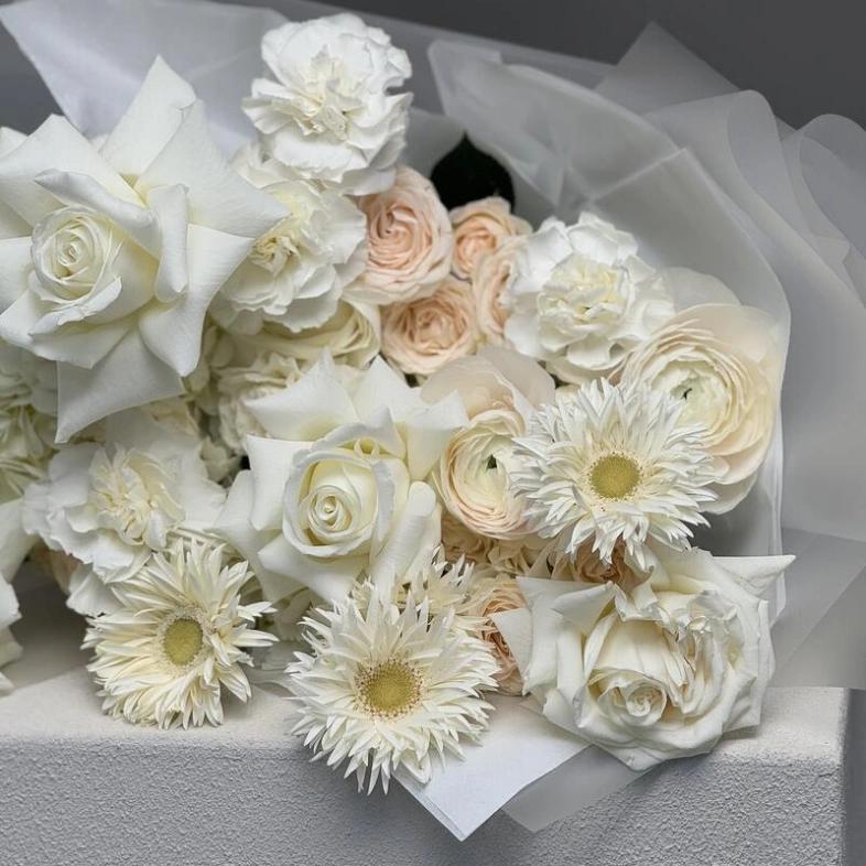 Белоснежный букет из гермини, французской розы и эксклюзивных ранункулюсов