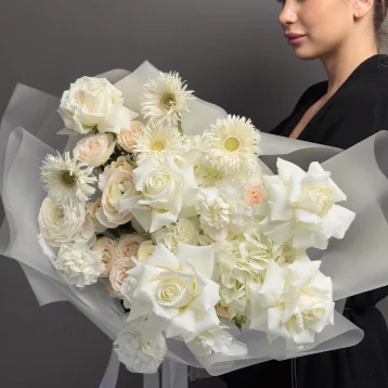 Белоснежный букет из гермини, французской розы и эксклюзивных ранункулюсов