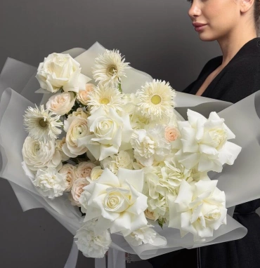 Белоснежный букет из гермини, французской розы и эксклюзивных ранункулюсов