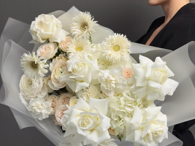 Белоснежный букет из гермини, французской розы и эксклюзивных ранункулюсов