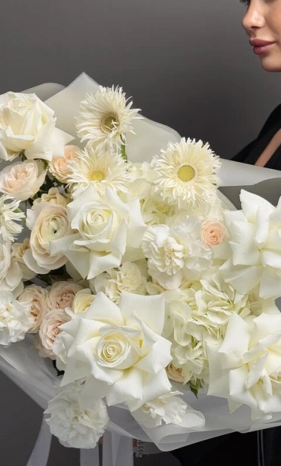 Белоснежный букет из гермини, французской розы и эксклюзивных ранункулюсов