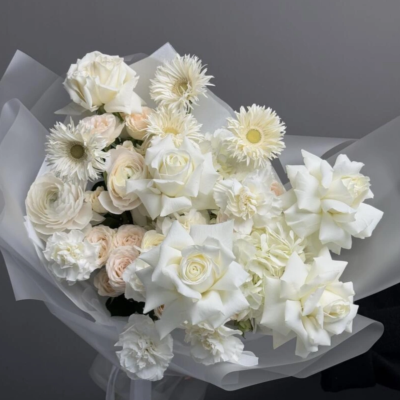 Белоснежный букет из гермини, французской розы и эксклюзивных ранункулюсов