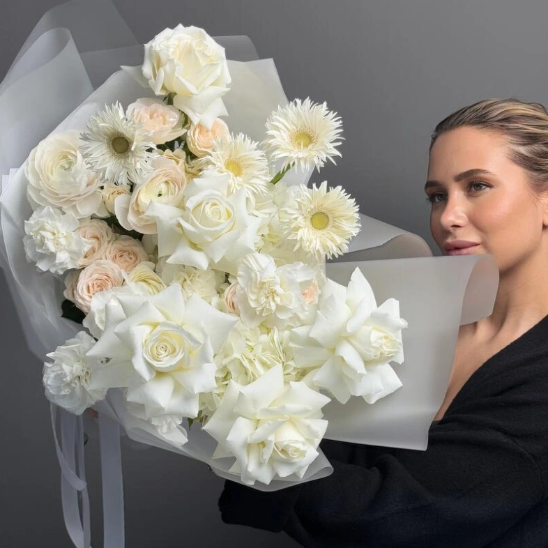 Белоснежный букет из гермини, французской розы и эксклюзивных ранункулюсов