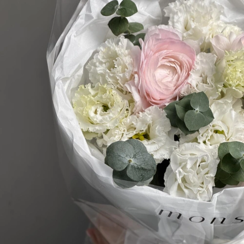 Ранункулюсы и эустома в нежной упаковке 🤍