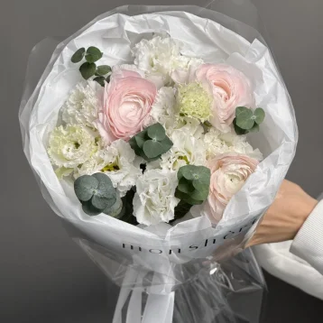 Ранункулюсы и эустома в нежной упаковке 🤍