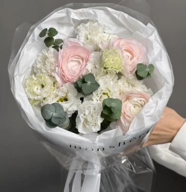 Ранункулюсы и эустома в нежной упаковке 🤍