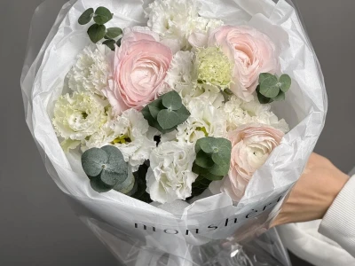Ранункулюсы и эустома в нежной упаковке 🤍