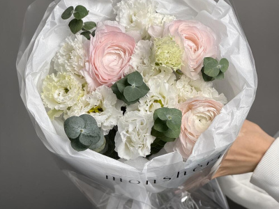 Ранункулюсы и эустома в нежной упаковке 🤍