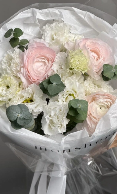 Ранункулюсы и эустома в нежной упаковке 🤍