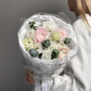 Ранункулюсы и эустома в нежной упаковке 🤍 3