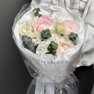 Ранункулюсы и эустома в нежной упаковке 🤍 1