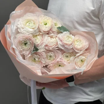 Экзотический монобукет из нежнейших ранункулюсов