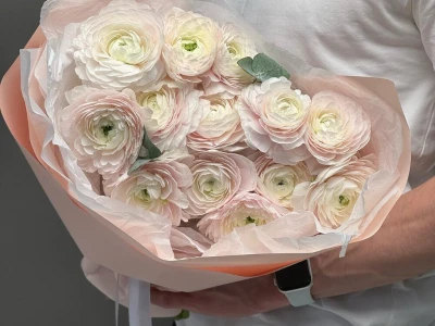 Экзотический монобукет из нежнейших ранункулюсов