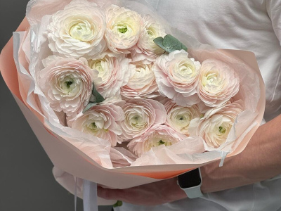 Экзотический монобукет из нежнейших ранункулюсов