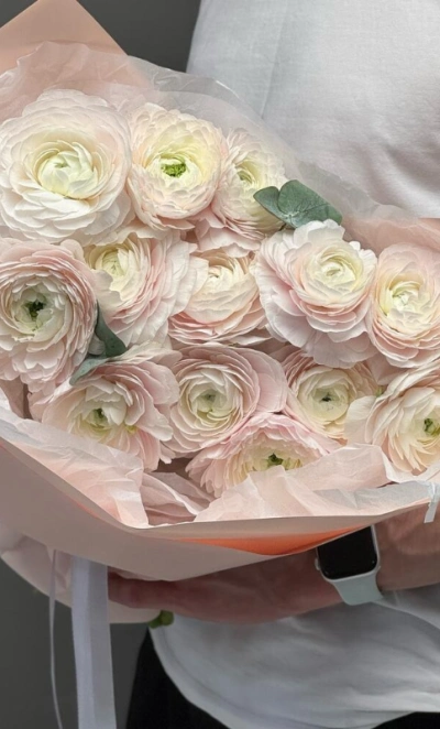 Экзотический монобукет из нежнейших ранункулюсов