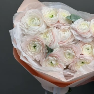 Экзотический монобукет из нежнейших ранункулюсов 1