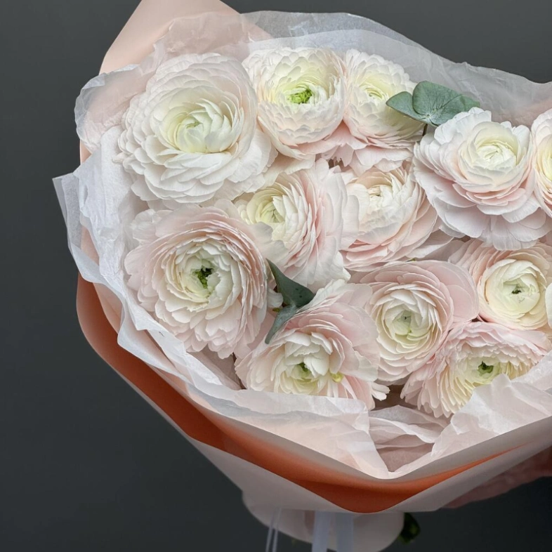 Экзотический монобукет из нежнейших ранункулюсов