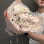 Экзотический монобукет из нежнейших ранункулюсов 4