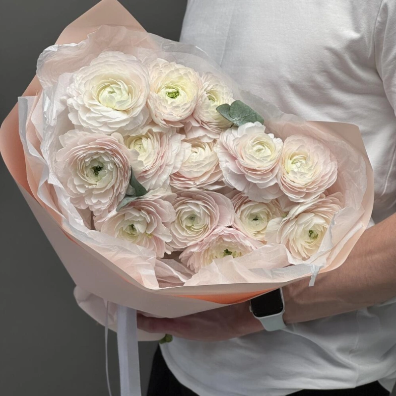 Экзотический монобукет из нежнейших ранункулюсов