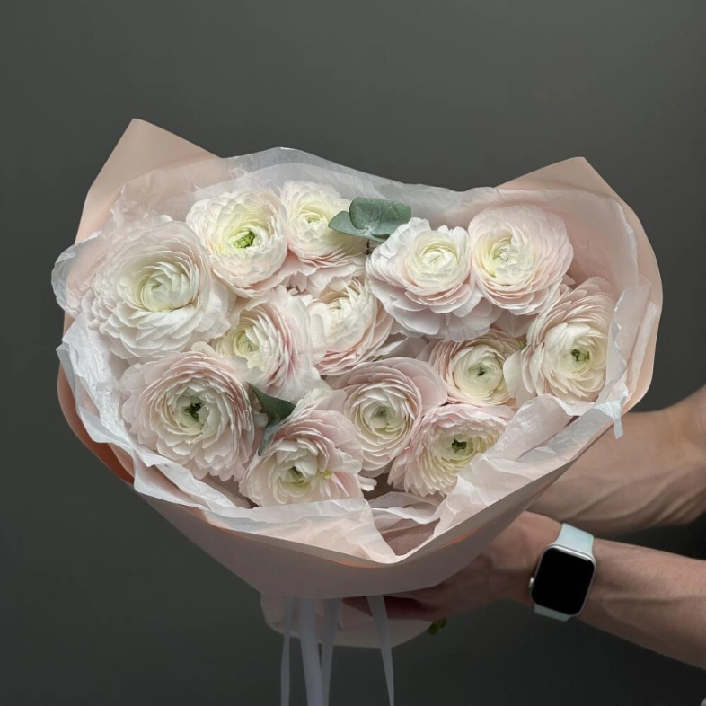 Экзотический монобукет из нежнейших ранункулюсов