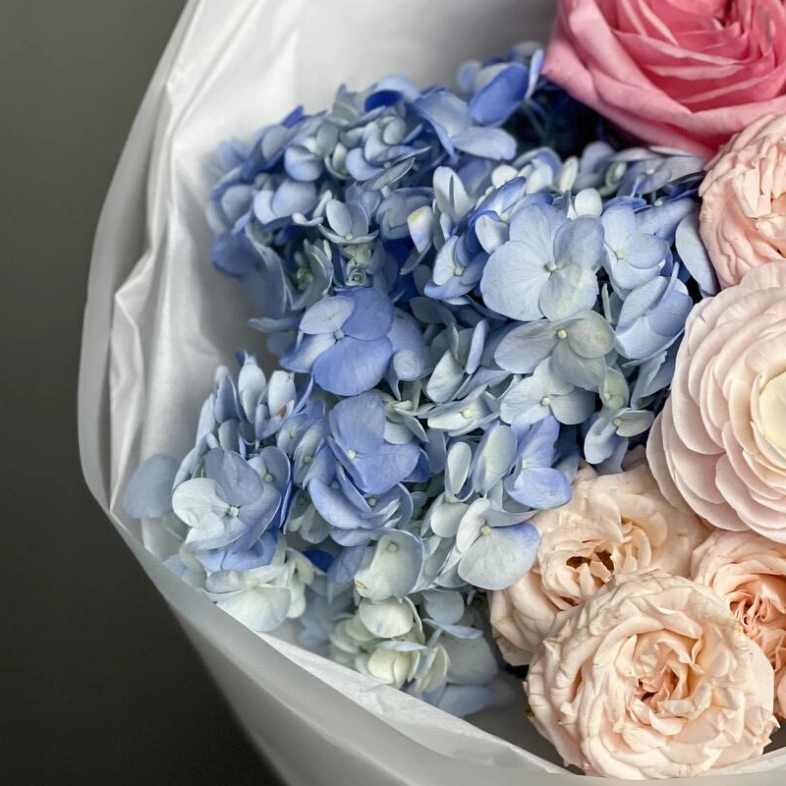 Нежный букет с гортензией и ранункулюсом