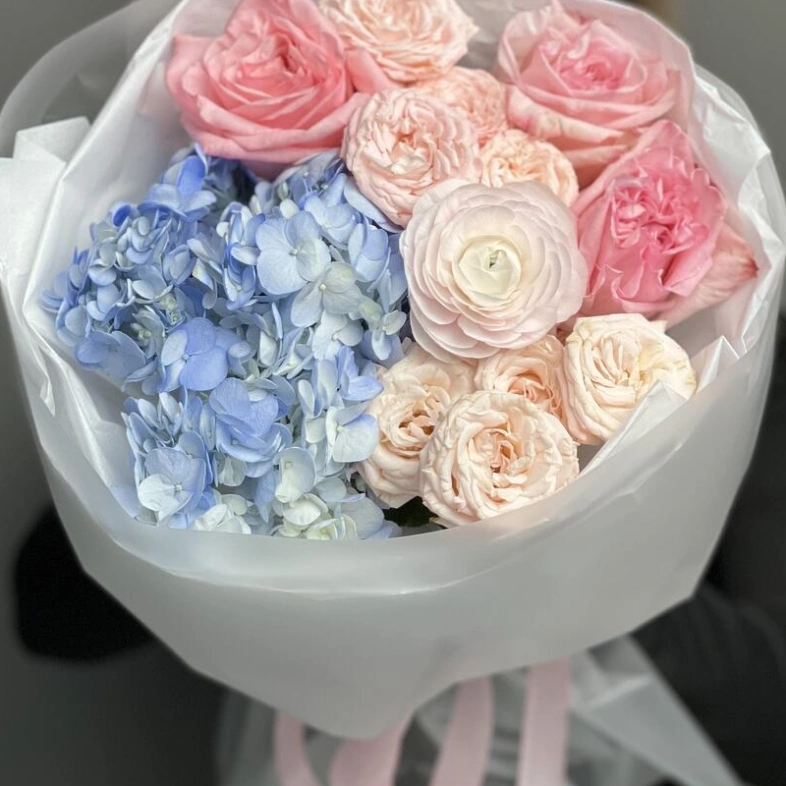 Нежный букет с гортензией и ранункулюсом