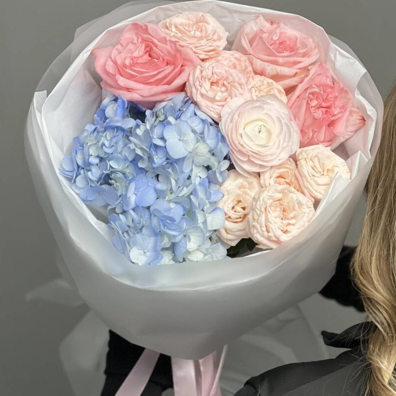 Нежный букет с гортензией и ранункулюсом